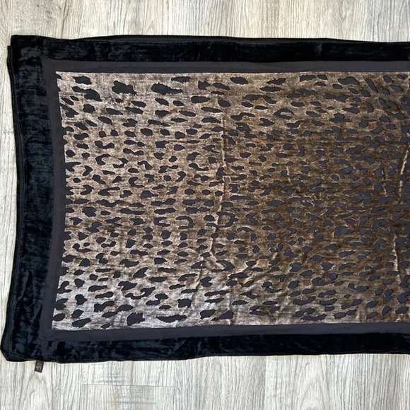 Pinto Accessory Scarf Velvet Edges Sheer Leopard Print Interior - Picture 3 of 6